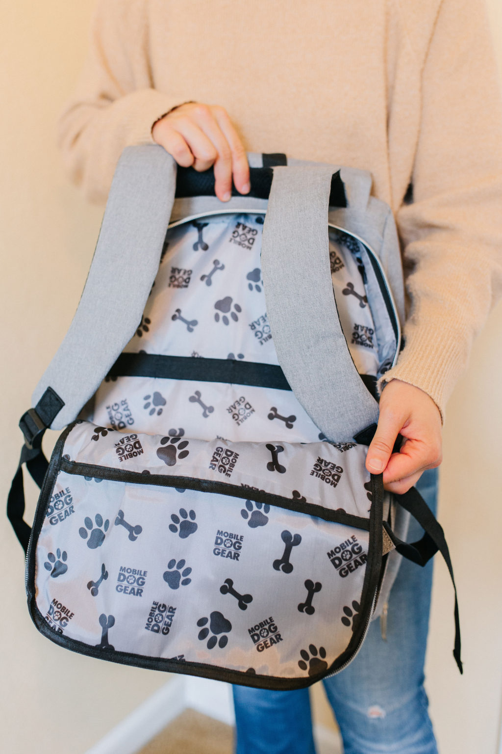 3 Pet Travel Organizer Bags That Make Traveling With A Dog Easier